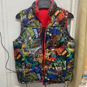 Nike SB Skate Graffiti Art Puffer Vest Reversible Youth -Color: Red |Size: L